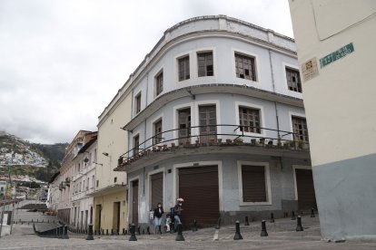 Algunas  casas tienen los vidrios rotos.