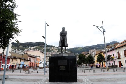 La estatua de Eugenio Espejo, colocada en 2017.