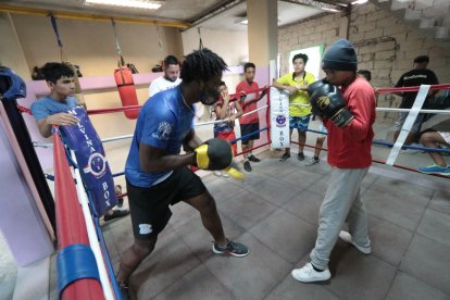 Los miniboxeadores tienen que hacer fila para poder utilizar los implementos deportivos.