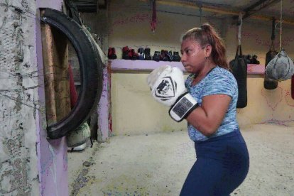 Los pocos implementos que tienen ya están desgastados y les quedan grandes a los minipugilistas.