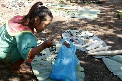 La mayoría aprende a hacer artesanías para venderlas a los turistas.