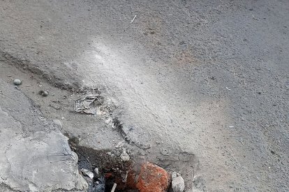 Ahora las tapas son de concreto, así evitan las autoridades que se las lleven.