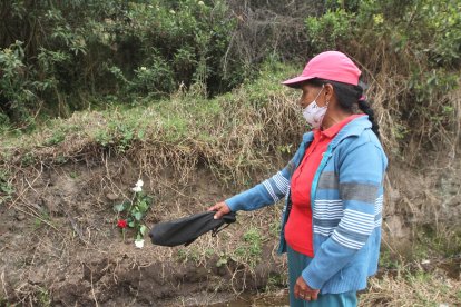 Los familiares del hombre atacado colocaron flores en el lugar donde murió.