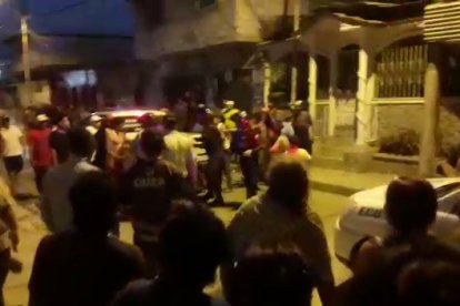 Aún con vida Luis Fajardo fue subido en el balde de un patrullero.