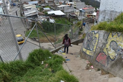 Las gradas contiguas a la cancha son un foco de inseguridad en el barrio.