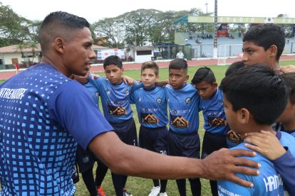Los pequeños, en plena charla técnica. El entrenador Kevin Chérrez habla con sus jugadores.