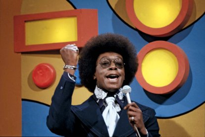 Don Cornelius, el conductor de Soul Train en Estados Unidos, tenía un parecido físico impresionante con Oswaldo Valencia