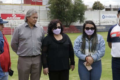 Bolívar Ruiz (i) junto a Silvia Mogollón (c), esposa de ‘Maradona’ Ordóñez,durante el evento solidario.