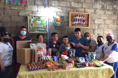 La fundación Fernove les donó comida a los Camposano, acto que realizará por un año.