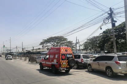 Una ambulancia llega al recinto carcelario donde se produce en estos momentos una nueva reyerta.