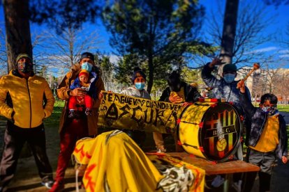 Los miembros de la Sur Oscura Madrir esperan que Barcelona pase a la final de la Libertadores.