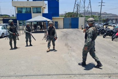 Fuerzas Armadas permanecen en los exteriores del centro penitenciario