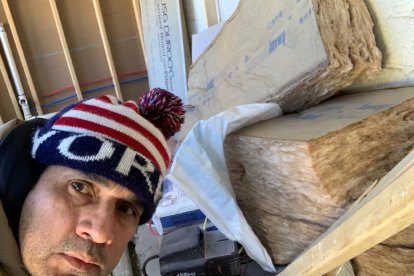 Antonio Vélez cuando deja de ser Batman y se dedica a su trabajo.