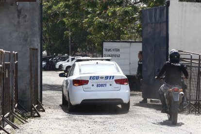 Agentes de diferentes unidades policiales llegaron para reforzar las seguridades.