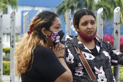 Familiares de los privados de libertad permanecen en las afueras del penal y de la morgue a la espera de información.