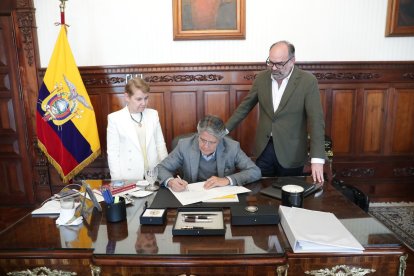 Guillermo Lasso firma el decreto de estado de excepción en las cárceles.