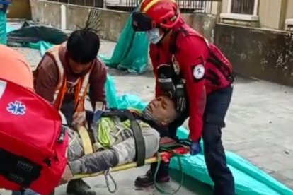 El Cuerpo de Bomberos de Quito lo rescató.