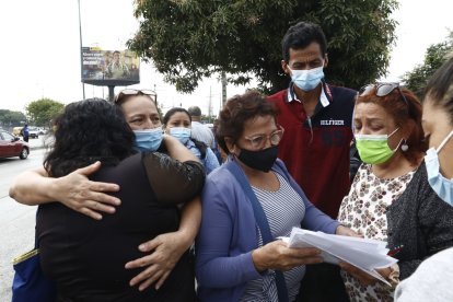 Continua el drama en los exteriores de la morgue y parque los Samanes.
