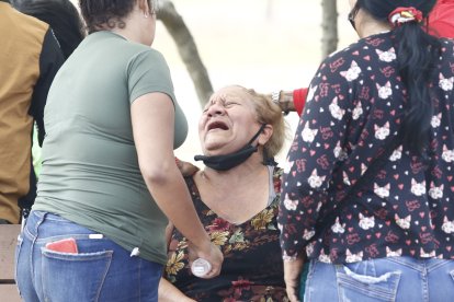 Estela Burgos, llorando desconsolada el asesinato de su nieto Josué Pacheco Jara.
