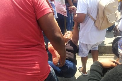 Algunas esposas y madres caen desmayadas en las filas de información.