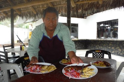 Joel Vizcarra lleva veinte años ofreciendo su tilapia frita en el sitio.