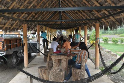 Para descansar hay algunas hamacas que son desinfectadas.