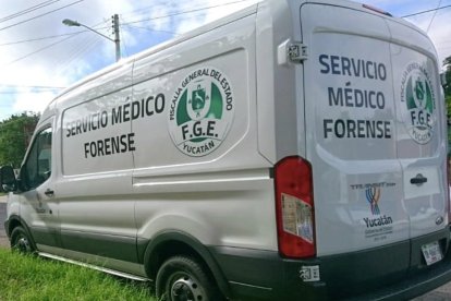 La ambulancia forense se llevó el cuerpo del fallecido.