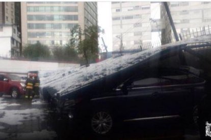 El torrencial aguacero complica el tránsito vehicular en la capital.