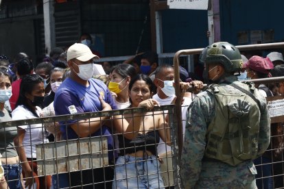 Familiares de privados de la libertad aguardan por información en los exteriores de la 'Peni'.