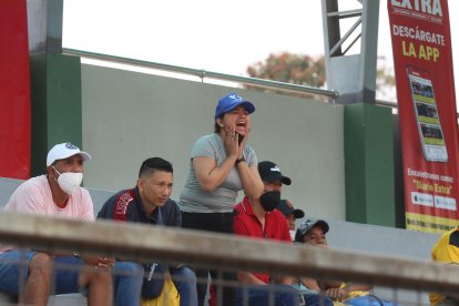 Familiares de los jugadores los apoyan desde las gradas del estadio de la Unemi de Milagro.