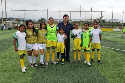 Parte de las chicas de la escuela Municipal junto al Ing. Rómulo Alcívar.
