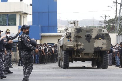 Los militares llegaron con tanquetas de guerra.