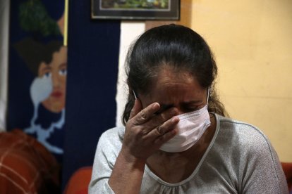 La madre del fallecido llora y dice que encontrarán la verdad.