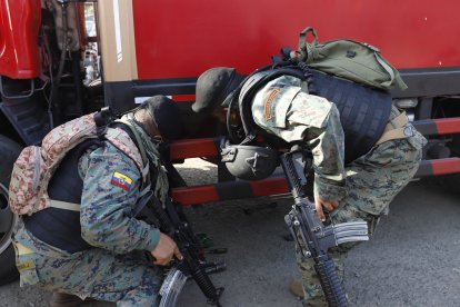 Los militares están a cargo del primer filtro de control.