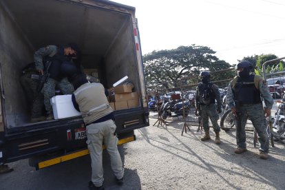 Los camiones con comida fueron inspeccionados de forma minuciosa.