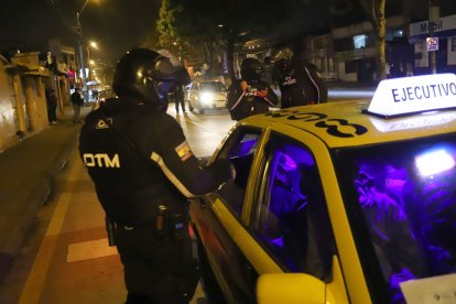 Miembros de la Policía hicieron un control a las personas que iban en vehículos.