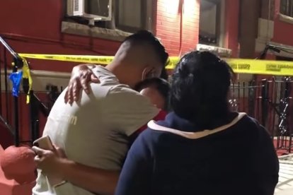 Familiares de la víctima lloraban junto a su cadáver el domingo 3 de octubre.