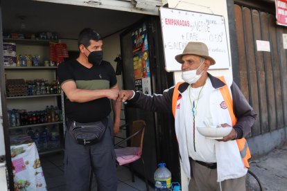Los 

habitantes del lugar le brindan una empanada y un cafecito para ‘matar’ el hambre.