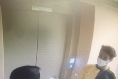 Este hombre (derecha) acompañó a la víctima al consultorio del abogado antes del asesinato.