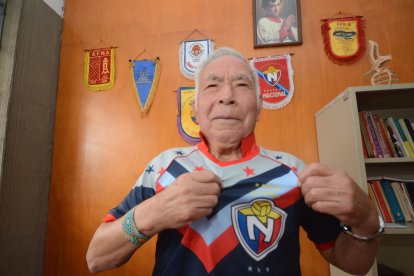 El padre Francisco Nieto es fiel hincha del Nacho. Visitó a los jugadores y los bendijo.