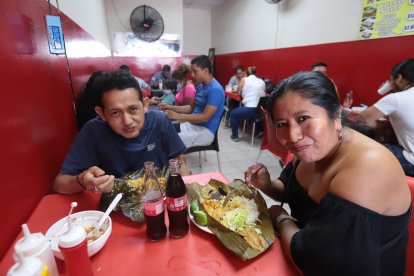 Francisco Reyes y Jéssica Reyes aconsejan a los 'pelados' que coman bollo con su pareja para fortalecer la relación.