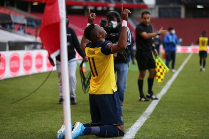 Michael Estrada celebrando sus goles ante Uruguay.