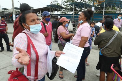 Con la boleta de excarcelación de su hijo, Juana Vilela viajó desde el cantón Naranjal, pero él no aparece.