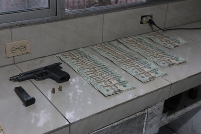 Entre las evidencias halladas consta el dinero y un arma de fuego.