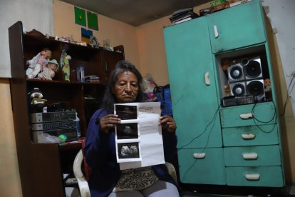 Según María, el animalito siente su dolor y se recuesta sobre su estómago para abrigarla.