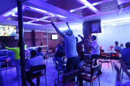 Hinchas de la selección de Ecuador disfrutaron de la goleada (3-0) ante Bolivia en El Gato Night Club.