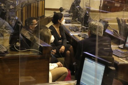 Durante la sesión, algunos debaten sentados en las gradas.