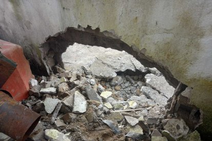 La parte de atrás del cerramiento resultó afectada por la explosión.