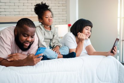 Si le prestas más atención a tus redes sociales y celular, lo más seguro es que destruyas tus relaciones familiares.