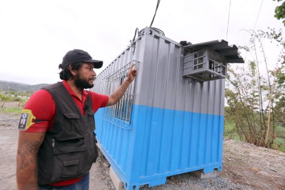 Fabián 
Recalde es uno de los encargados de organizar a su barrio para ahuyentar a los ladrones.